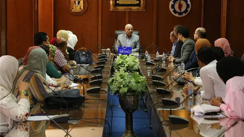صقر يلتقي ممثلي وزارة التخطيط وأعضاء المركز التكنولوجي بمحافظة السويس