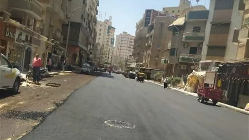 محافظ الشرقية يُتابع أعمال الرصف والتطوير الجارية بمنطقتي القومية وفلل الجامعة بالزقازيق