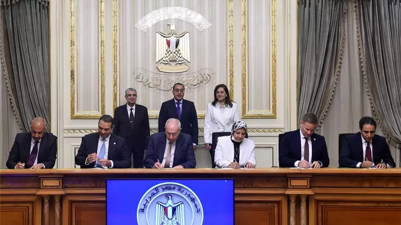 رئيس الوزراء يشهد التوقيع على مذكرة تفاهم لإنتاج ٣٠٠ ألف طن أمونيا خضراء بـ