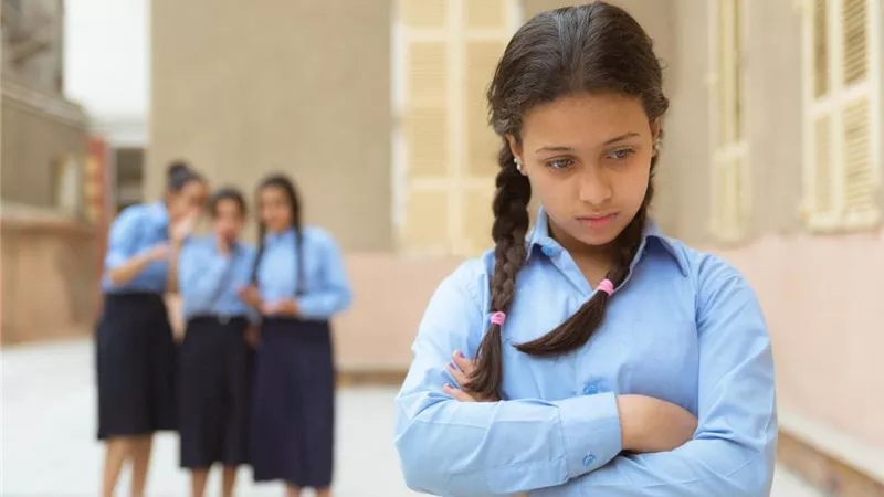 قبل ما تتريق على غيرك.. الكلمة المؤذية تسبب الاكتئاب وأضرار نفسية أخرى