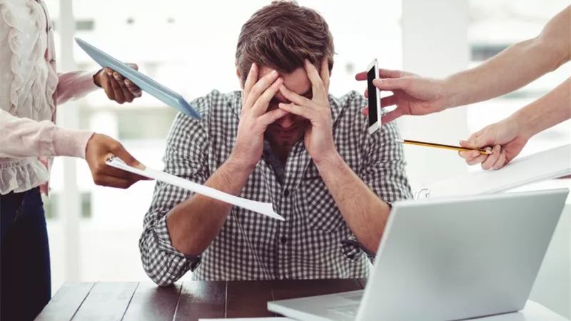 ماتكتمش فى نفسك.. العمل تحت ضغط مع إظهار الرضا يسبب أمراضا نفسية خطيرة