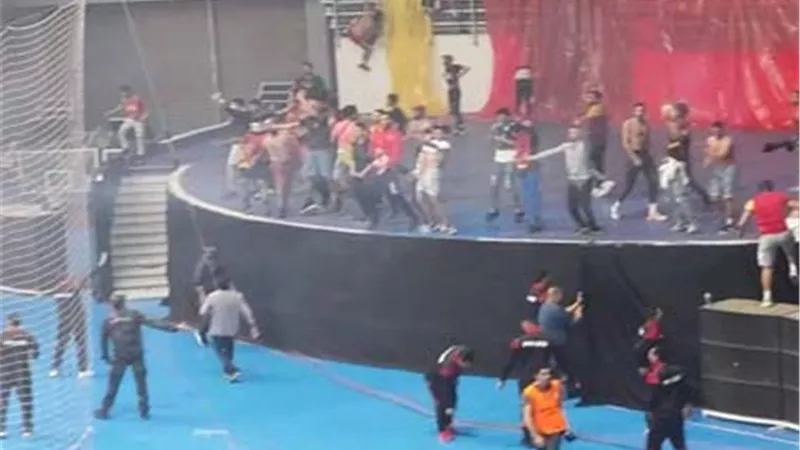 شغب جمهور الترجى والافريقى يتسبب فى تأجيل نهائى كأس تونس لكرة اليد .. صور