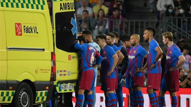 مدافع برشلونة يخرج من المستشفى بعد إصابة فى الرأس .. فيديو
