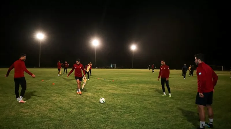 موسيماني يجتمع بلاعبي الأهلي على هامش مرانه استعدادا لوفاق سطيف