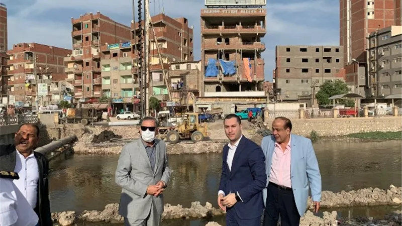 محافظ كفر الشيخ ونائبه يتفقدان بدء الأعمال في إنشاء كوبريين ومحاور جديدة