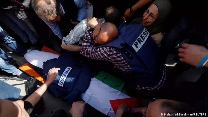 الجيش الإسرائيلى يزعم باحتمالية مقتل شيرين أبو عاقلة بنيران فلسطينية ...ويفتح تحقيقا