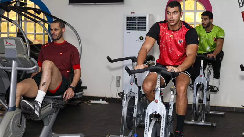تدريبات بدنية قوية لـ رجال يد الأهلي في الجيم استعدادا لـ فاب الكاميروني