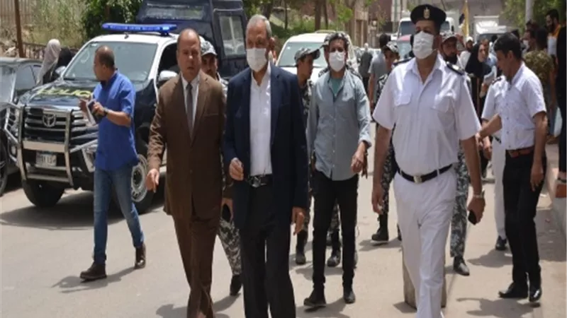 محافظ القليوبية يقوم بجولة لرفع الإشغالات حول المستشفيات والجامعات.. ويحرر ٣٠ محضر