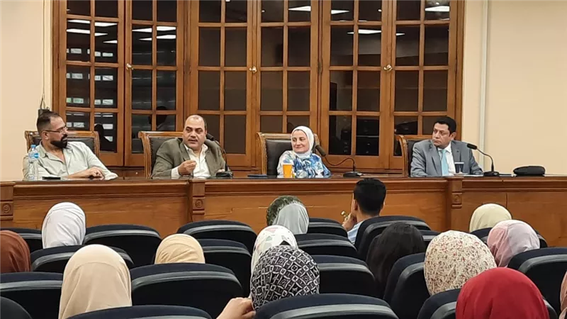 آداب عين شمس تكرم محمد الباز خلال ندوة عن 