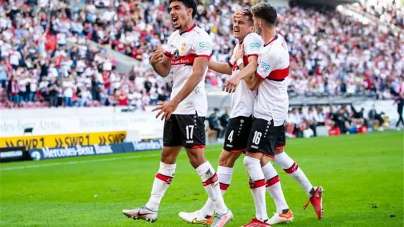 بعد إهتمام أرسنال وتوتنهام .. فولفسبورج يمدد عقد عمر مرموش