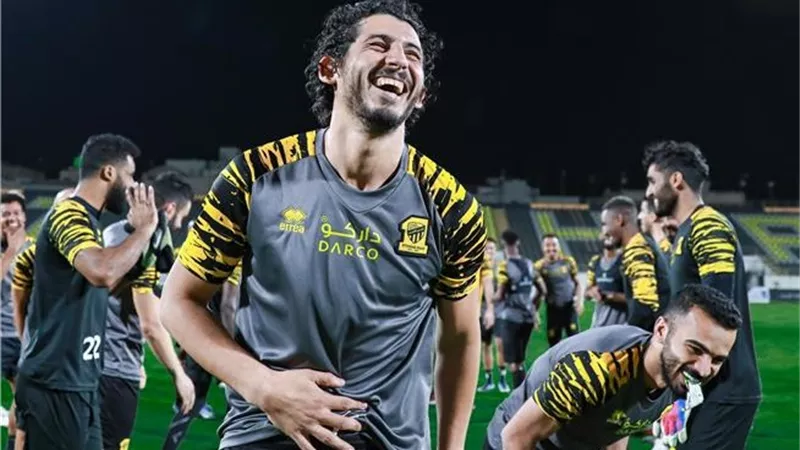 مدافع منتخب مصر يعود لتدريبات اتحاد جدة.. شاهد