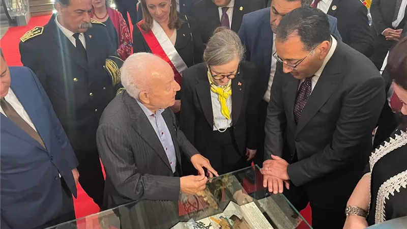 مدبولي يزور دار الأوبرا التونسية ويشارك في تدشين معرضي الخط العربي والخزف التونسي