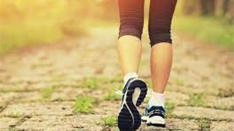 انسى البوتوكس..المشي السريع يجعلك تشعر أنك أصغر بـ 16 عامًا