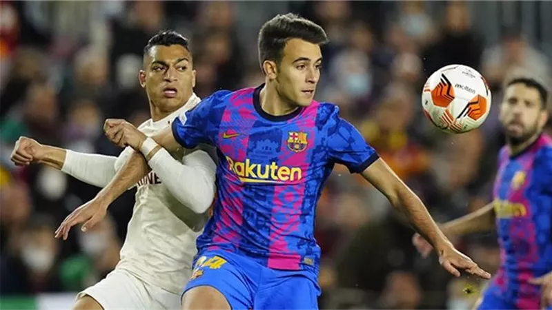 برشلونة يعلن اجراء عملية جراحية ناجحة لنجم دفاعه