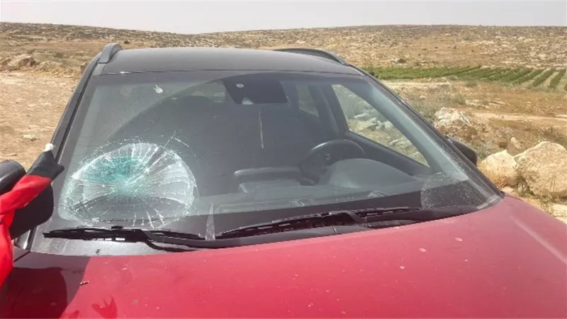 مستوطنون يحطمون مركبات الصحفيين بمسافر يطا