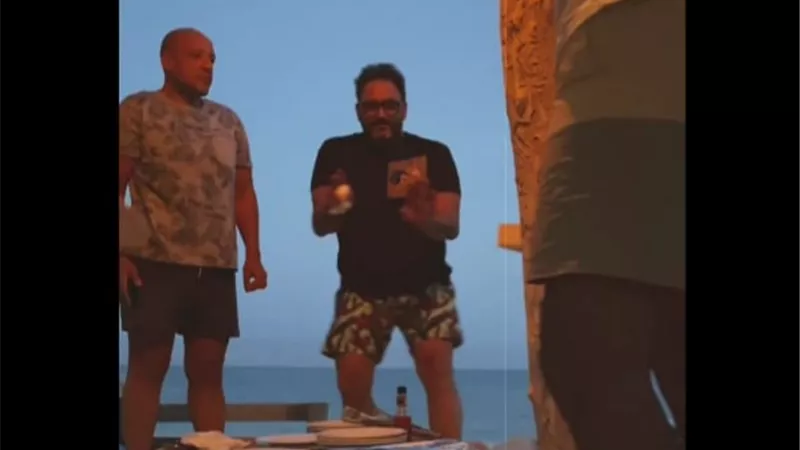 اكرم حسنى يأكل ويرقص على اغنيةاحمدحلمى