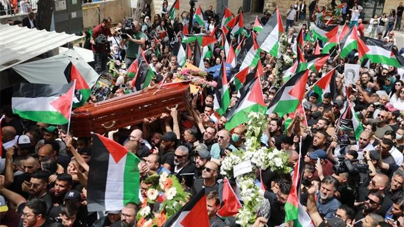 الآلاف يشيعون جثمان شيرين أبو عاقلة إلى مثواه الأخير في القدس
