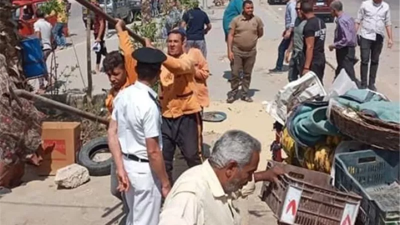 خلف الله: جهاز 15 مايو يشن حملة مكبرة على الباعة الجائلين فى المدينة.. بالصور
