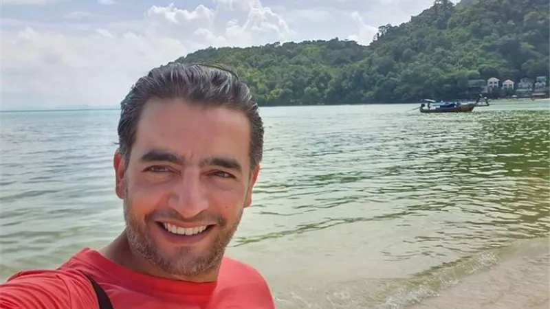 شاهد .. هانى سلامه يخطف الأنظار على البحر فى أحدث ظهور