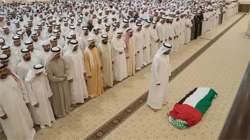 ولي عهد أبو ظبي يؤدي صلاة الجنازة على أخيه خليفة بن زايد