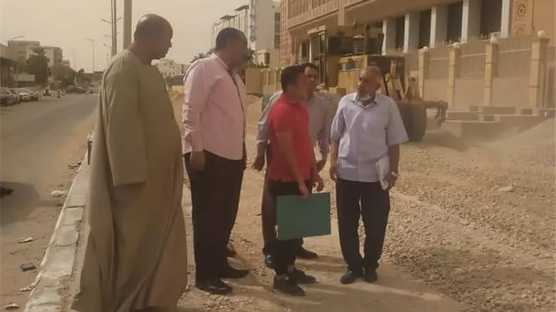 متابعة أعمال الرصف والتطوير بشوارع حي السويس