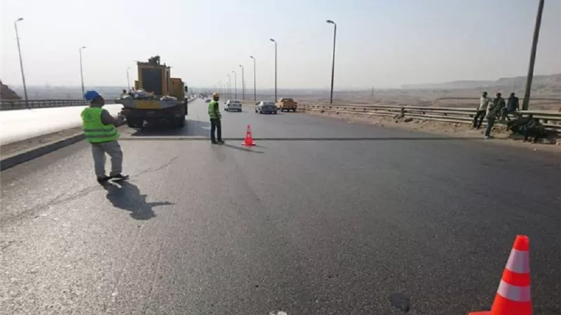 تحويلات مرورية لتنفيذ الأعمال الإنشائية بكوبرى السيارات بتقاطع محور الشهيد مع محورى 