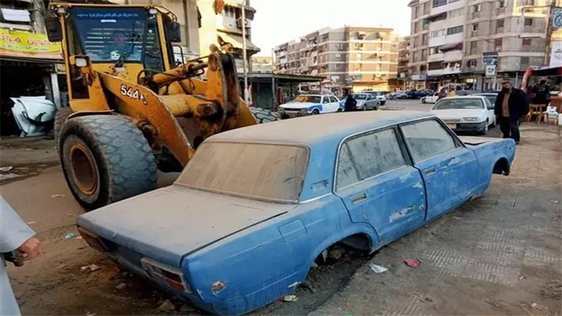 متروكة ومتهالكة ... الداخلية: رفع 54 سيارة من الشوارع