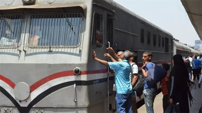 أمين شرطة ... منتهى الأمانة أعاد حقيبة بداخلها 42 ألف جنيه لمواطن تركها داخل قطار بأسيوط