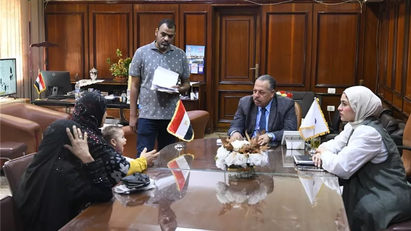 محافظ قنا ونائبه والسكرتير العام يلتقون ٦٦ مواطناً لبحث مطالبهم