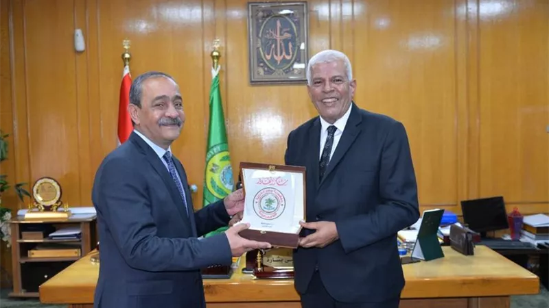 نقيب الزراعيين يستعرض الدورات التدريبية وصادرات الفراولة والمانجو بالإسماعيلية..صور