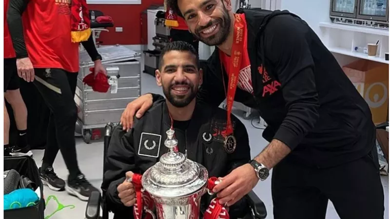 لفتة طيبة.. محمد صلاح يحتفل بكأس الاتحاد الإنجليزي مع مؤمن زكريا.. فيديو وصور