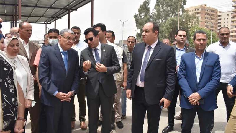وزير الشباب والرياضة ومحافظ المنيا يفتتحان ملعب خماسي واخر قانوني بمركزي شباب سمالوط والبهنسا