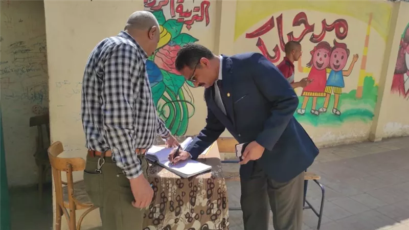 مُدير تعليم الجيزة يتابع امتحانات الشهادة الإعدادية