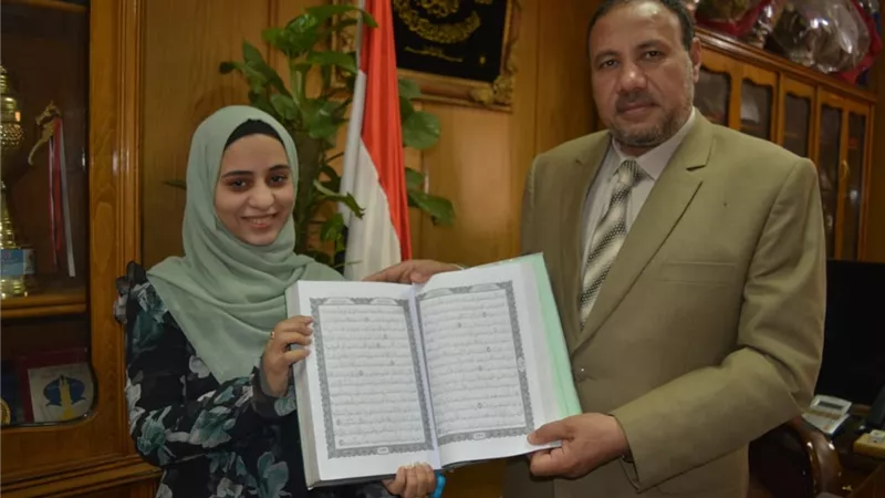 نائب رئيس جامعة الأزهر للوجه القبلي يكرم خريجة كلية التربية بأسيوط