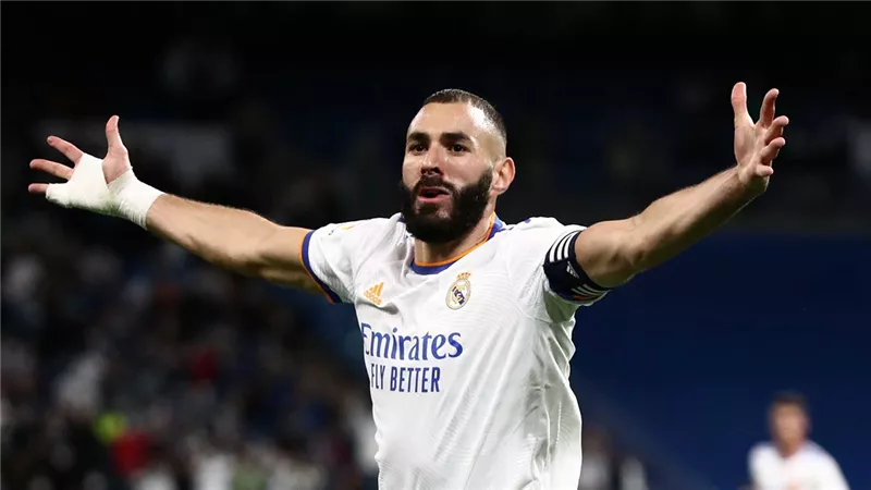 مدافع ليفربول: أفكر في النهائي كل يوم.. وريال مدريد ليس بنزيما فقط
