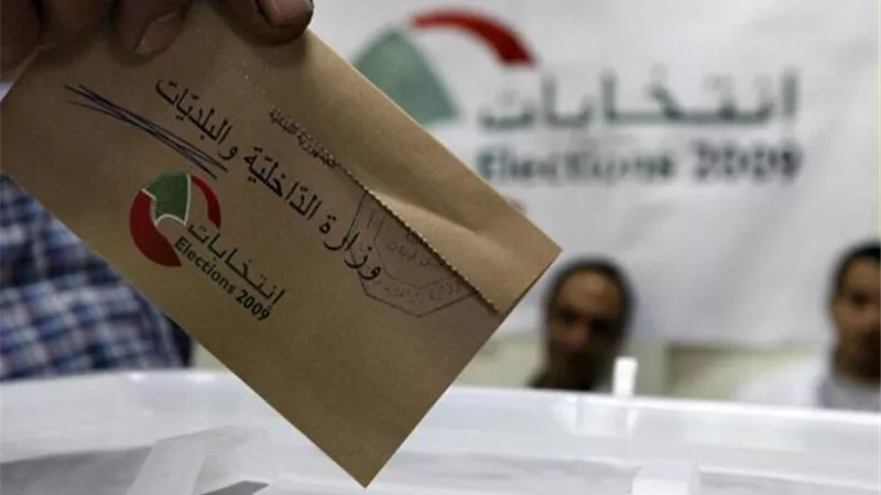 غلق لجان التصويت بالانتخابات النيابية اللبنانية والسماح للمتواجدين بداخلها فقط بالتصويت