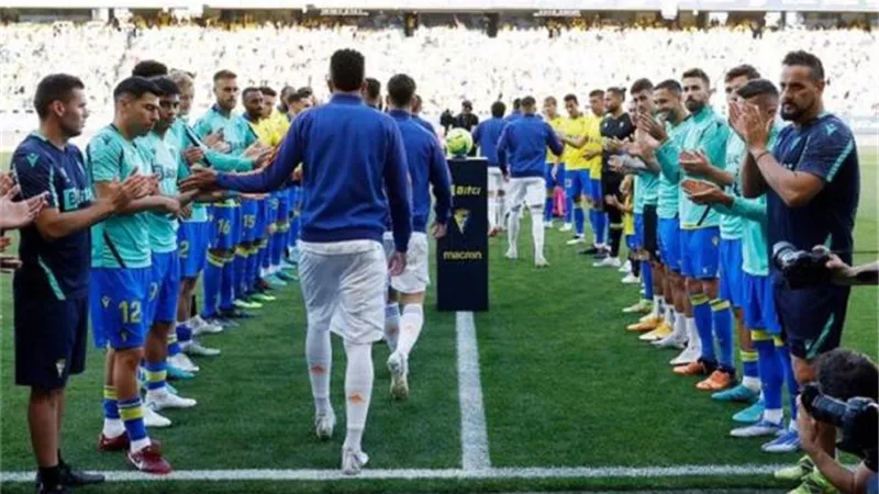 ممر شرفي من قادش لـ ريال مدريد لتحية أبطال الليجا