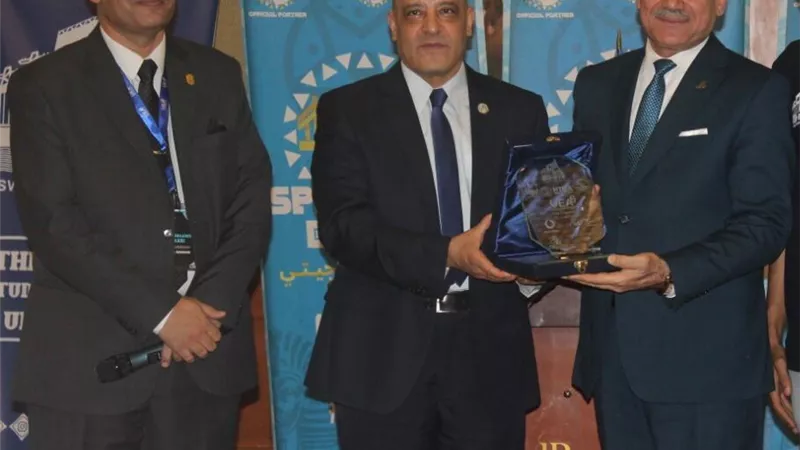 تكريم رئيس جامعة الأقصر بمؤتمر صعيد مصر بأسوان