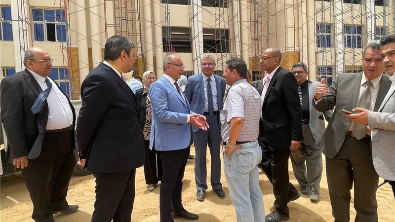 رئيس جامعة الزقازيق يتفقد إنشاءات الجامعة الأهلية بالعاشر