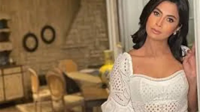بفستان جذاب .. روبى تخطف الانظار على 