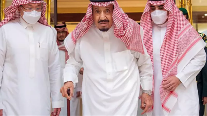 الملك سلمان يغادر المستشفى بعد فحوصات طبية واستكمال العلاج