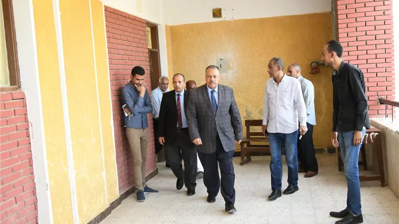 إحالة رئيس لجنة بامتحانات الشهادة الإعدادية بقنا للتحقيق لعدم الإنضباط وسوء مستوى النظافة