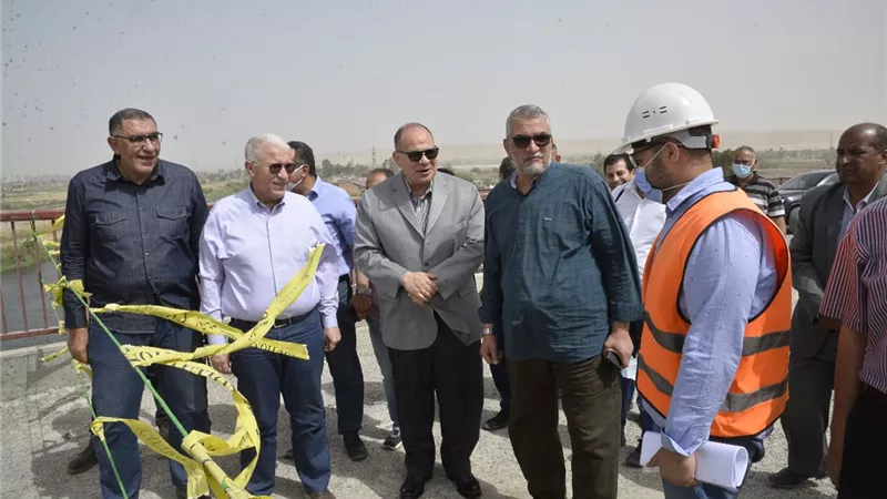 محافظ أسيوط ورئيس مجلس إدارة المقاولون العرب يتفقدان تنفيذ مشروع كوبري المدخل الشمالي العلوي بمنقباد