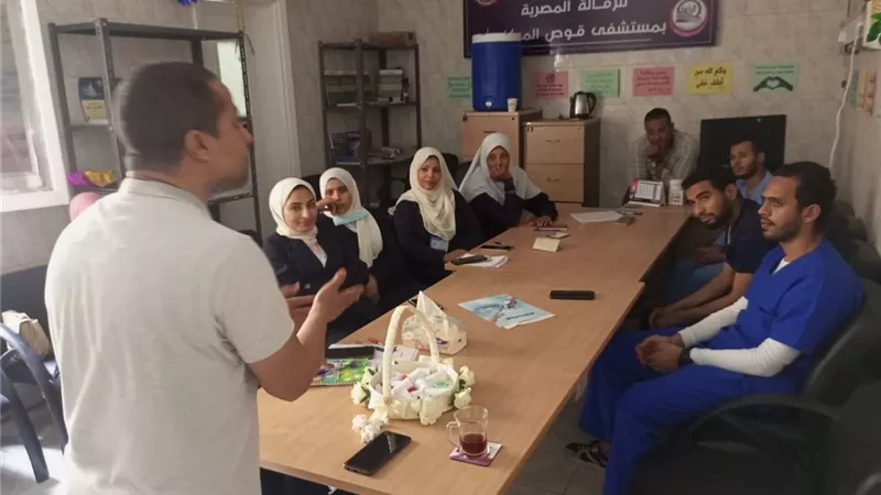 مكتب تنسيق الزمالة بمستشفى قوص ينظم دورة تدريبية عن مهارات التعامل مع الجمهور والمرضي