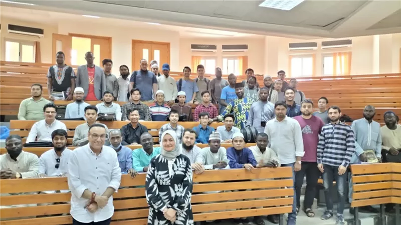 عميد العلوم الإسلامية تلتقي طلاب الدراسات العليا