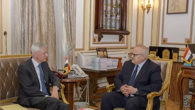 الخشت يبحث مع السفير الفرنسي تعزيز التعاون بين جامعة القاهرة والجامعات الفرنسية