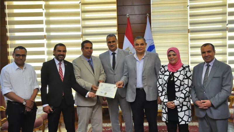 رئيس جامعة كفر الشيخ يسلم شهادة اعتماد قسم علم النفس بكلية الآداب لعميد الكلية