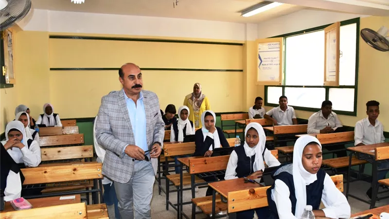 محافظ أسوان يتفقد إمتحانات الشهادة الإعدادية والصفين الأول والثانى الثانوى..صور
