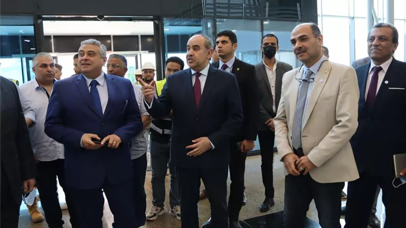 وزير الطيران يتفقد المراحل النهائية لمشروع تطوير مطار سفنكس