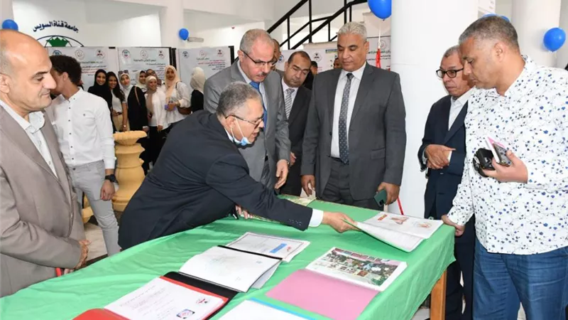 رئيس جامعة القناة يفتتح معرض نواتج التعلم